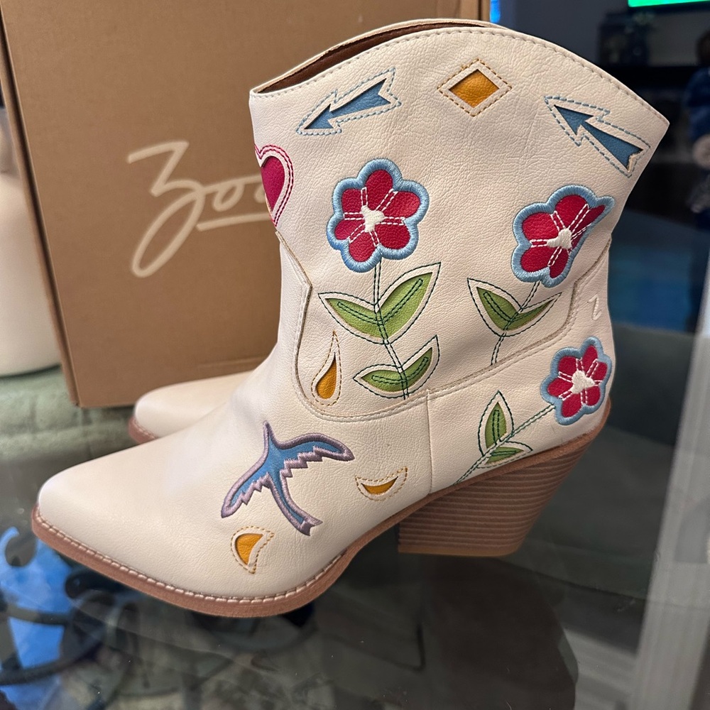 $149 New in Box Zodiac Floral Embroidered Cowboy Ankle Boots sz 10